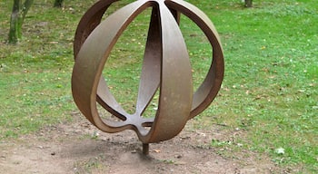 Erdkugel, Skulptur von Sandra Robertz aus Gusseisen circa 1 m hoch. Im Rahmen der EUROGA 2002plus als Teil der Skulpturenmeile im Bunten Garten installiert. Gestiftet von W.H. Schlun.