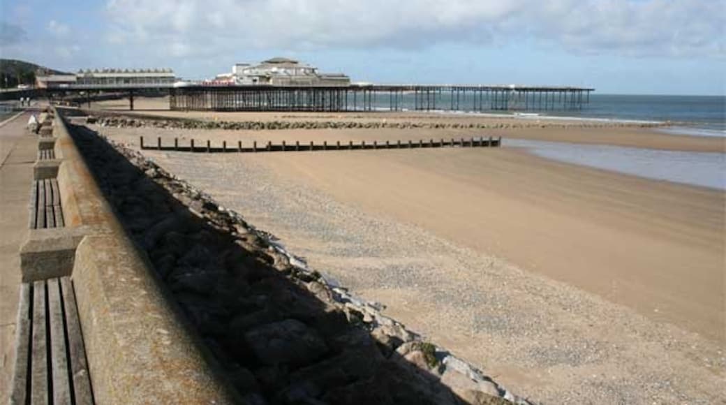 Photo "Colwyn Bay Beach" by Les Carruthers (CC BY-SA) / Cropped from original
