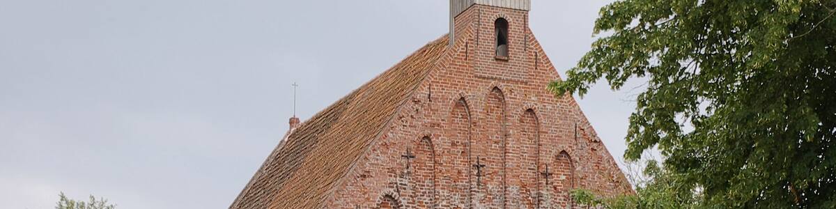 Photo "Kirche in Gustow, Rügen" by Smial (Creative Commons Attribution-Share Alike 2.0 de) / Cropped from original