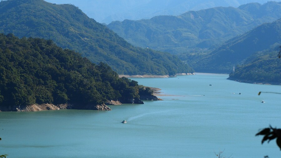 Photo "Boats moving on Shimen Reservoir" by pang yu liu (Creative Commons Attribution-Share Alike 2.0) / Cropped from original
