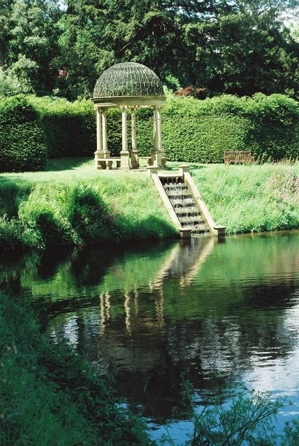 Forde Abbey Gardens: pond and gazebo