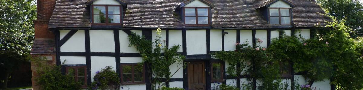 Photo "Cottage at Sneads Green, Worcestershire" by Jeff Gogarty (Creative Commons Attribution-Share Alike 2.0) / Cropped from original