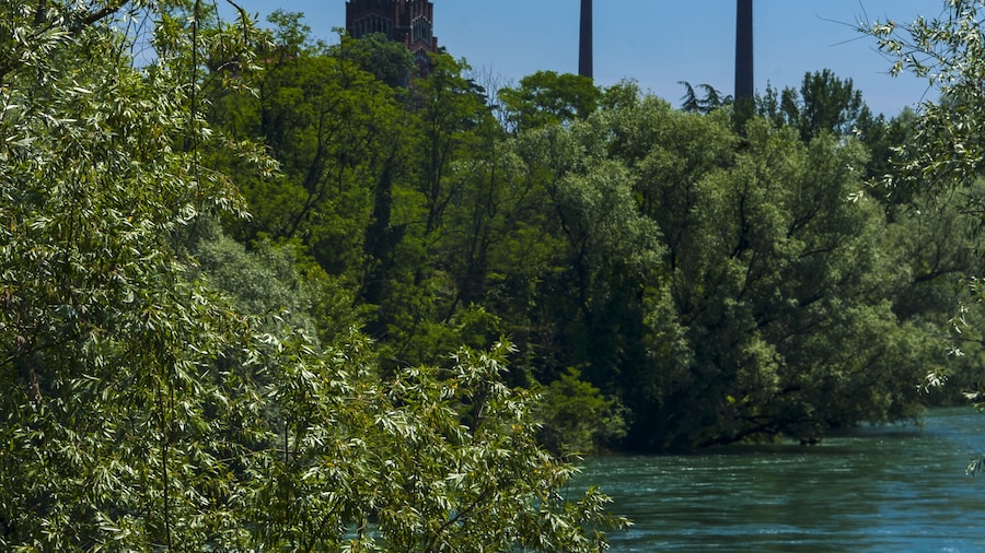 Photo "Smokestacks of former textile mill at Crespi d'Adda seen from near footbridge on the Trezzo side of the river." by Daniel Case (Creative Commons Attribution-Share Alike 3.0) / Cropped from original