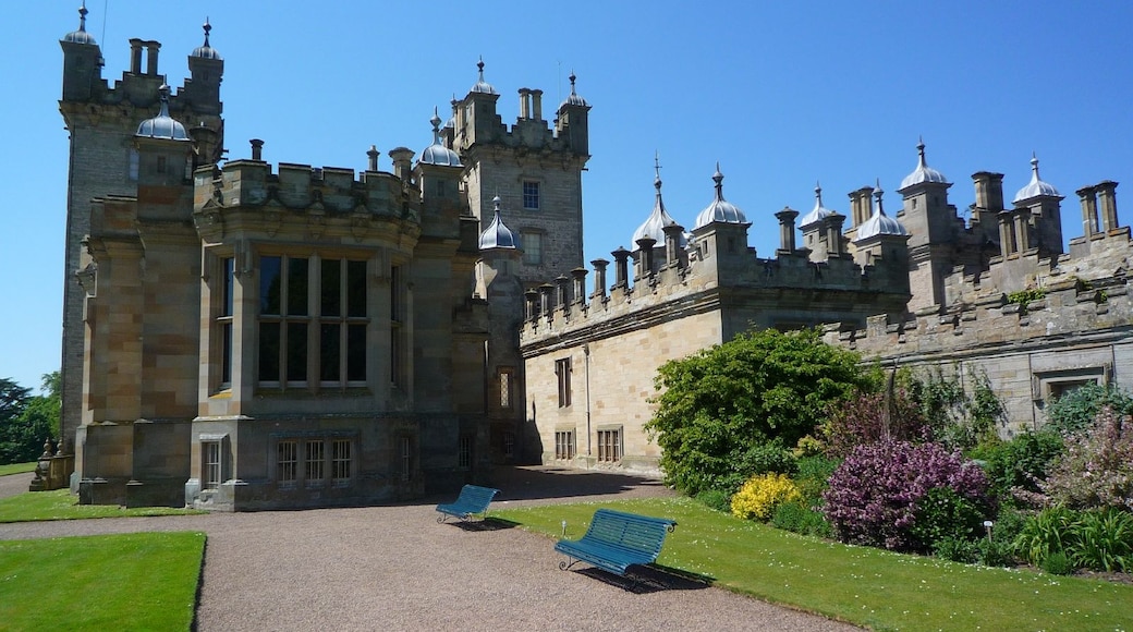 Photo "Floors Castle" by Timo Newton-Syms (CC BY-SA) / Cropped from original