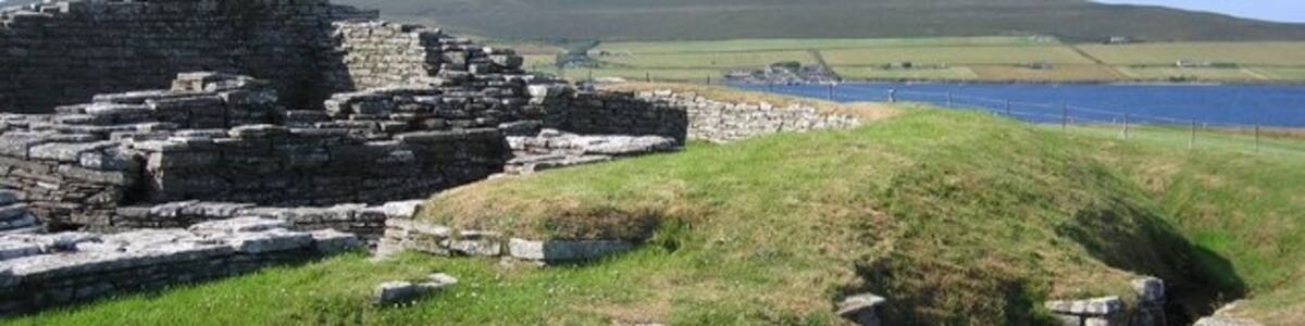 Photo "Cubby Roo's Castle on en:Wyre, Orkney" by s allison (Creative Commons Attribution-Share Alike 2.0) / Cropped from original