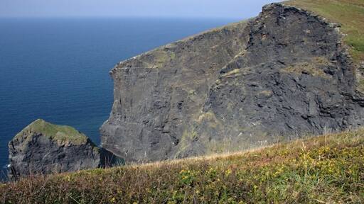 Foto “San Juliot” tomada por Tony Atkin (CC BY-SA); recorte de la original