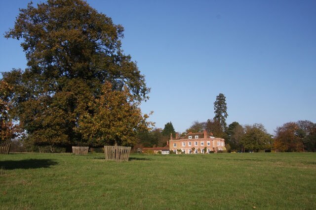 Foto "Langham" de Bob Jones (CC BY-SA) / Recortada do original