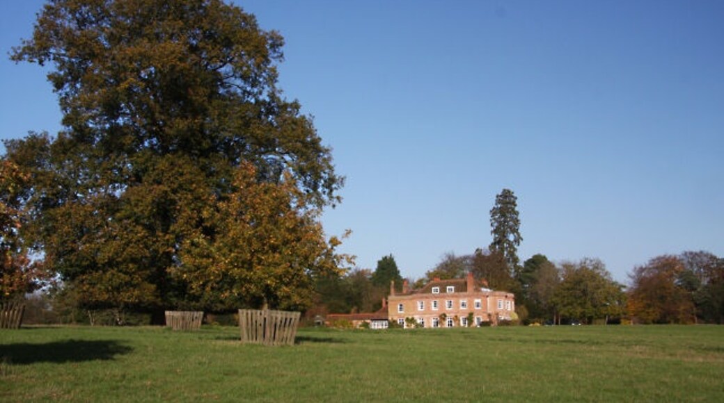 Foto "Langham" de Bob Jones (CC BY-SA) / Recortada do original