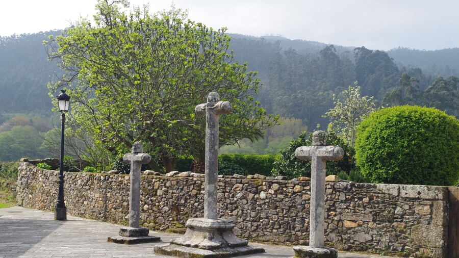 Photo "Wayside crosses in Saint Mary of Galdo church, Galdo, Spain." by David Perez (Creative Commons Attribution 4.0) / Cropped from original