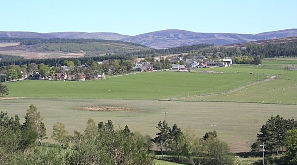 Photo "Tomintoul" by Anne Burgess (CC BY-SA) / Cropped from original