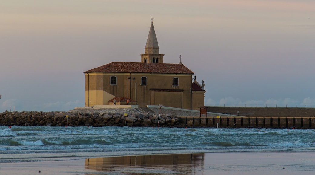Photo "Caorle East Beach" by Anton Nikiforov (CC BY) / Cropped from original