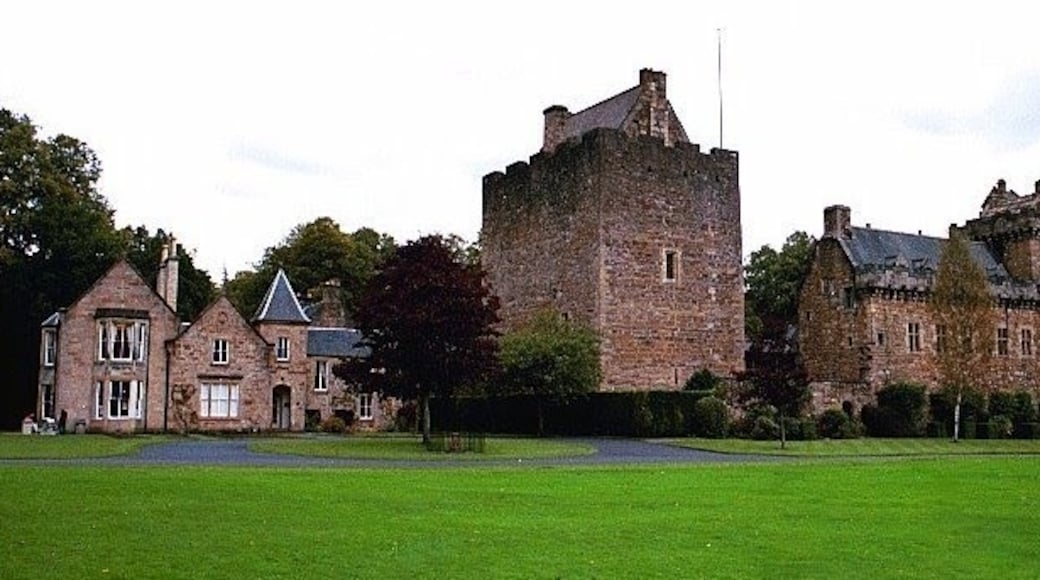 Photo "Dean Castle" by Amanda Gillespie (CC BY-SA) / Cropped from original