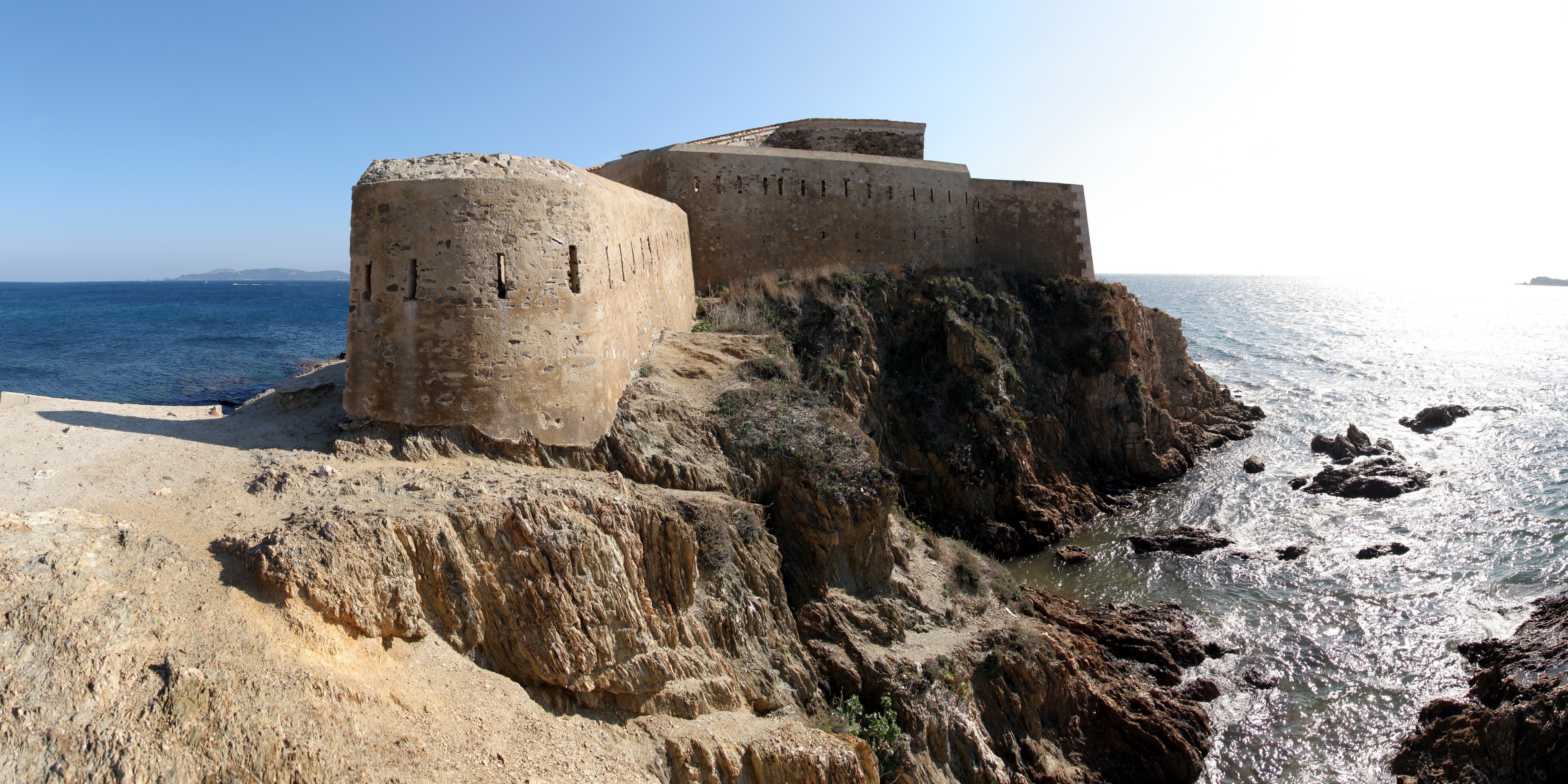 Die Festung Tour Fondue auf der Halbinsel Giens an der Côte d’Azur. Mit Hugin aus acht einzelnen Bildern zusammengesetztes Panorama.