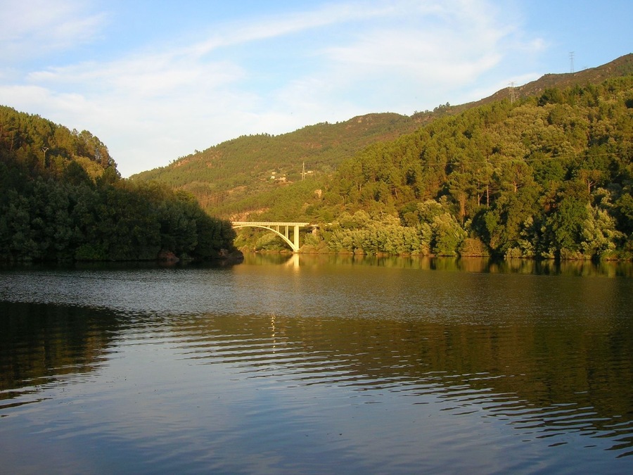 En este punto, se juntan el río Avia que viene por la izquierda, con el río Miño que es el que atraviesa el puente.