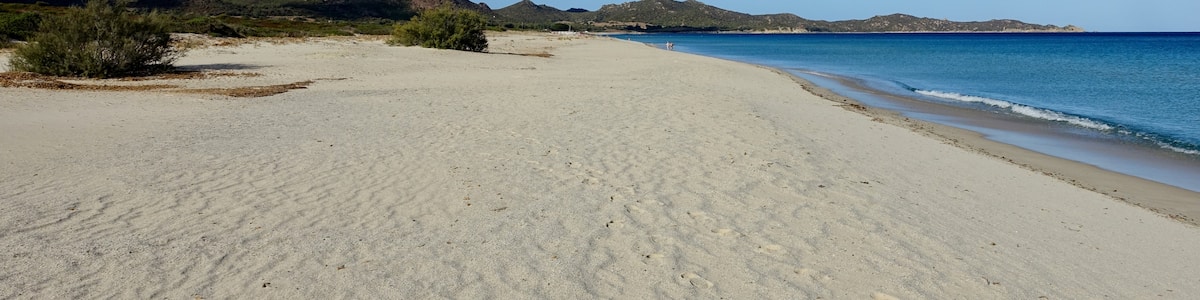 Photo "Strand von Piscina Rei, Gemeinde Muravera, Sardinien, Italien" by Oltau (Creative Commons Attribution 3.0) / Cropped from original