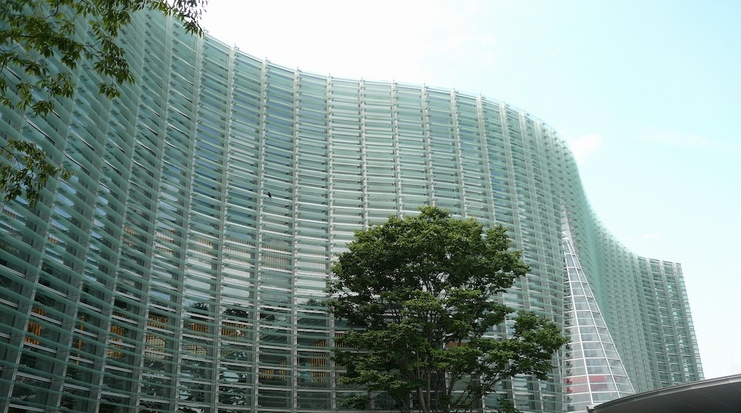 Foto ‘Nationaal kunstcentrum Tokyo’ van AMANO Jun-ichi (CC BY) / bijgesneden versie van origineel