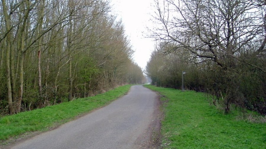 Photo "Covington to Tilbrook road Footpath sign on the right" by Les Harvey (Creative Commons Attribution-Share Alike 2.0) / Cropped from original