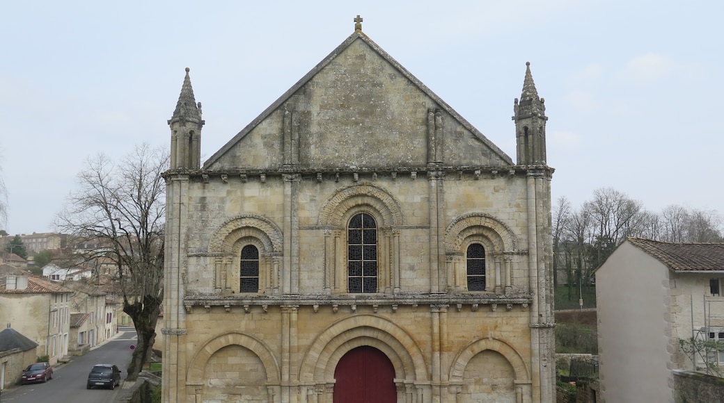Foto "Chiesa di Saint-Hilaire" di Juliofsanguino (page does not exist) (CC BY-SA) / Ritaglio dell’originale