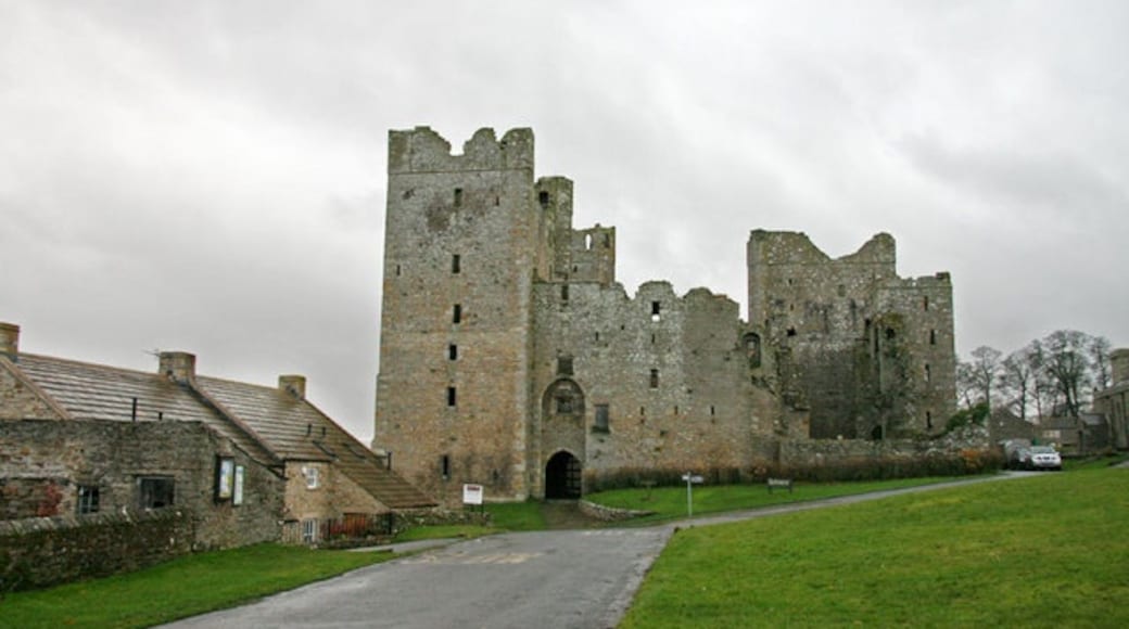 Photo "Bolton Castle" by Helen Wilkinson (CC BY-SA) / Cropped from original