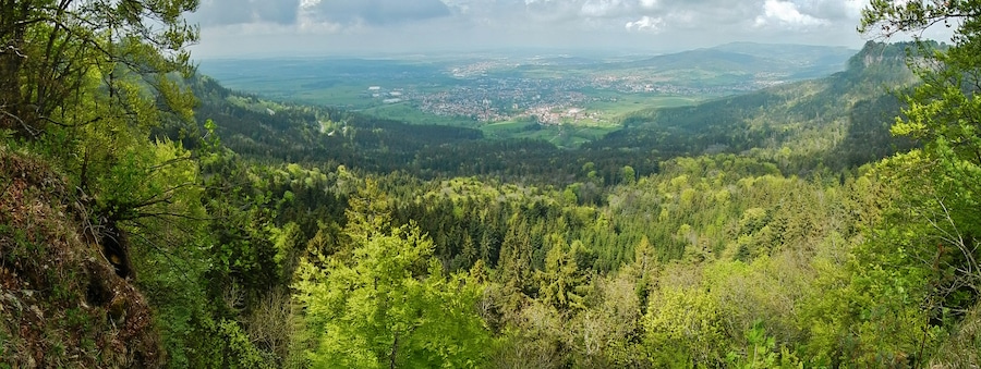 Schinderlucke 949 m ü. NN: Ausblick vom Albtraufgängerweg in der Nähe vom Hörnle Richtung Balingen