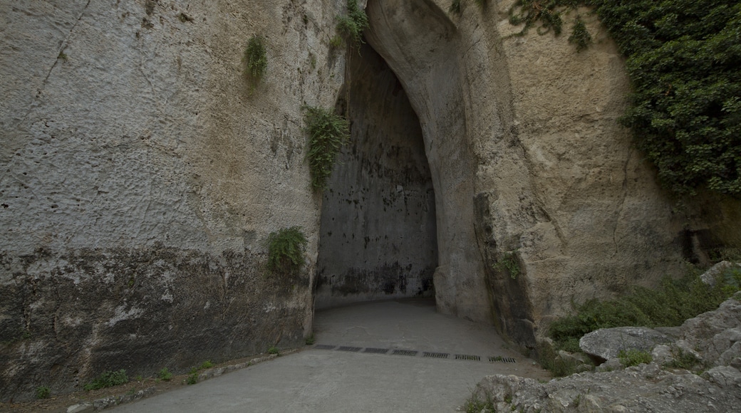 Photo "Ear of Dionysius" by trolvag (CC BY-SA) / Cropped from original