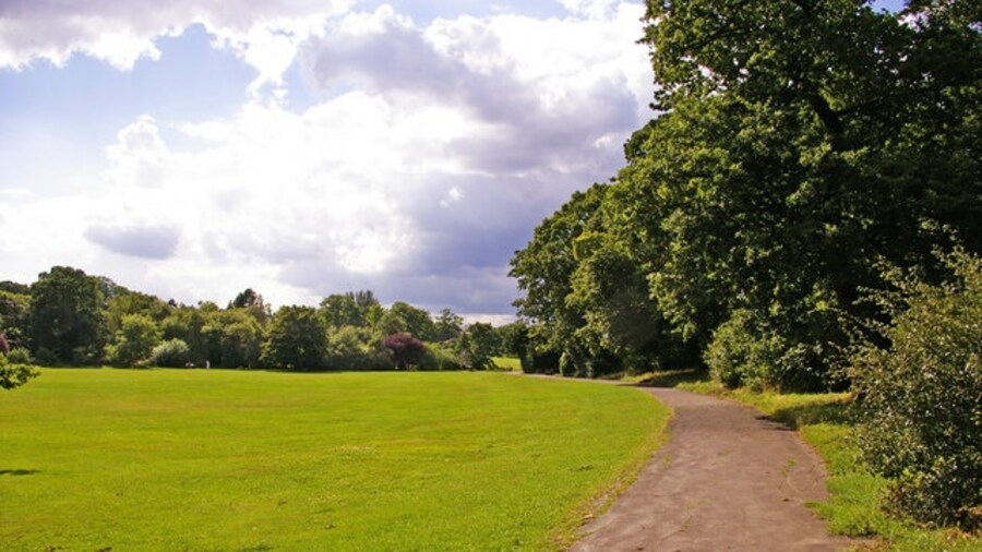 Photo "Path across Arnos Park, London N14 Path leading across Arnos Park towards the entrance in Waterfall Road." by Christine Matthews (Creative Commons Attribution-Share Alike 2.0) / Cropped from original