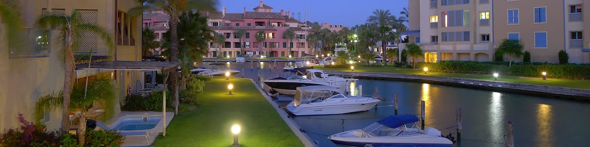 Photo "Puerto deportivo de Sotogrande, San Roque (Cádiz)" by Jose Luis Filpo Cabana (Creative Commons Attribution 3.0) / Cropped from original