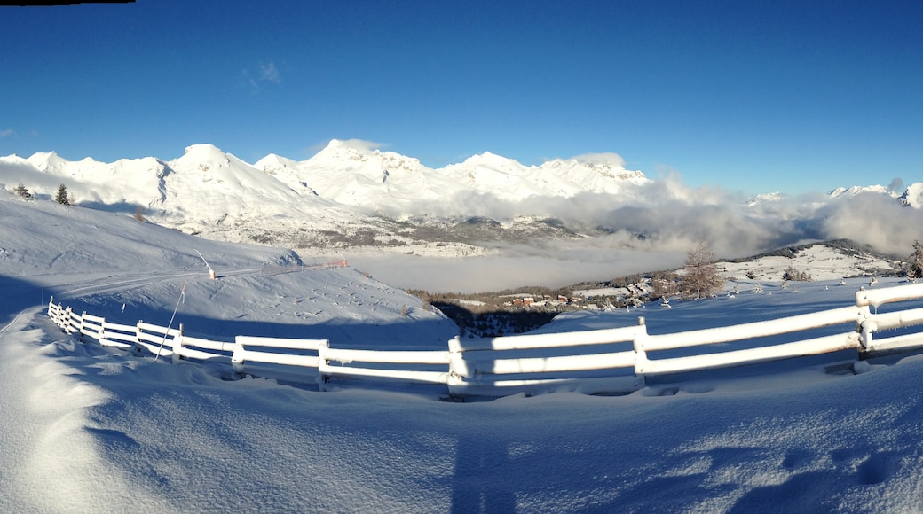 "La Joue du Loup skidresort"-foto av GDubuc (WMF) (CC BY-SA) / Urklipp från original