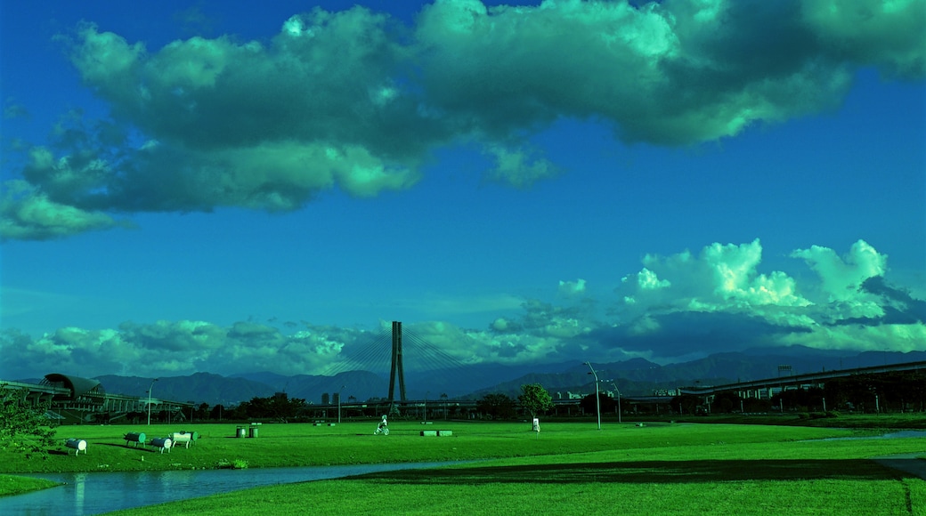 Photo "New Taipei Metropolitan Park" by Woodford Yang (CC BY) / Cropped from original