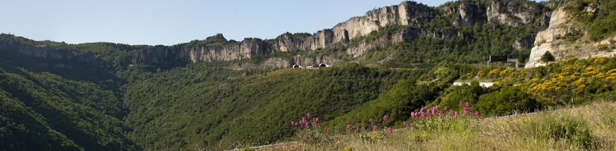 The cliffs of the Pas de l'escalette mark the southern limit of the Larzac plateau. View from the belvédère of Pégairolles-de-l'Escalette.