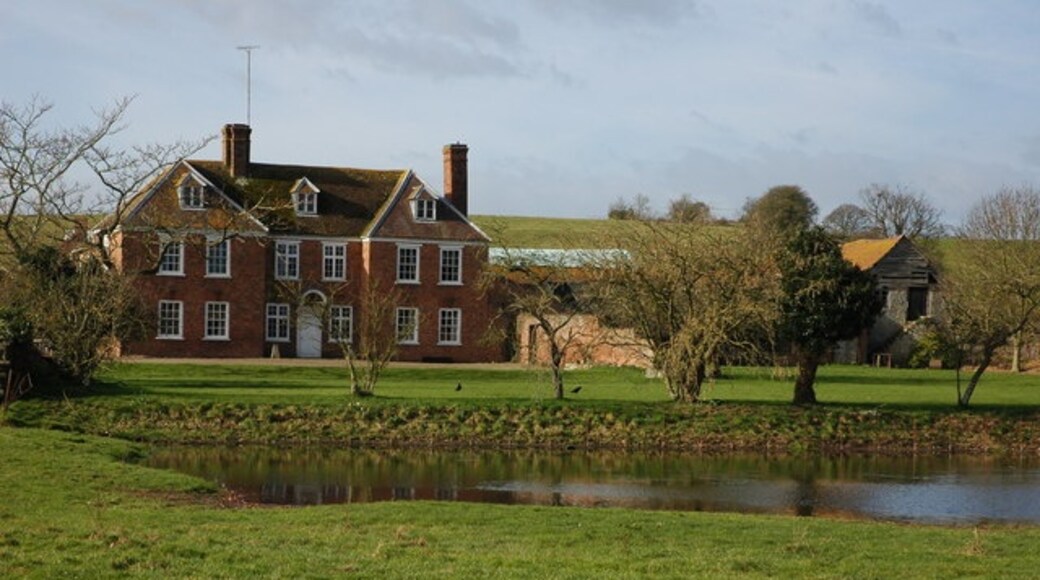 Photo "Queenhill" by Philip Halling (CC BY-SA) / Cropped from original