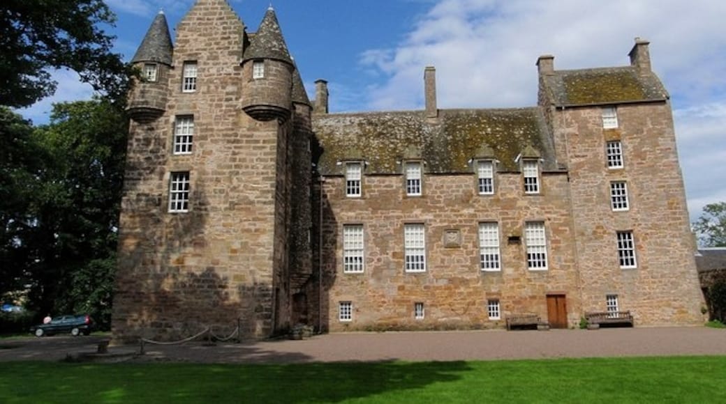 Photo "Kellie Castle" by Derek Harper (CC BY-SA) / Cropped from original