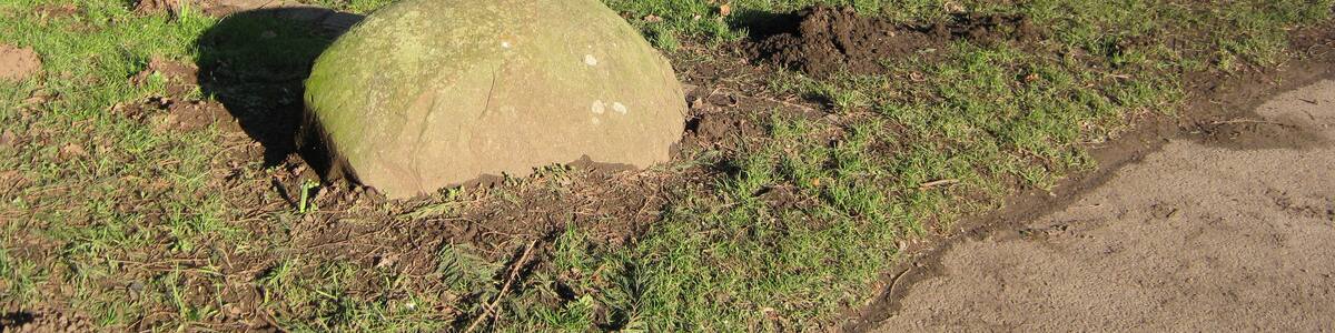 Photo "Mudstone, Oldbury Court Estate." by Robert Powell (Creative Commons Attribution-Share Alike 3.0) / Cropped from original