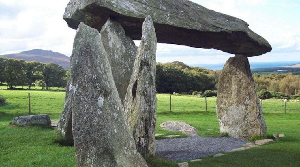 Photo "Pentre Ifan Dolmen" by Trish Steel (CC BY-SA) / Cropped from original
