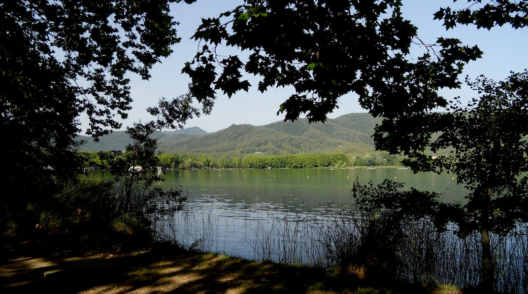 Photo "Estany de Banyoles" by klimmanet (CC BY) / Cropped from original