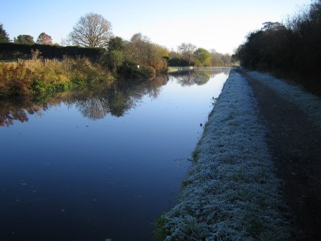 Grand Union Canal near Chaulden. Taken on a frosty morning just to the east of the railway bridge 614528.