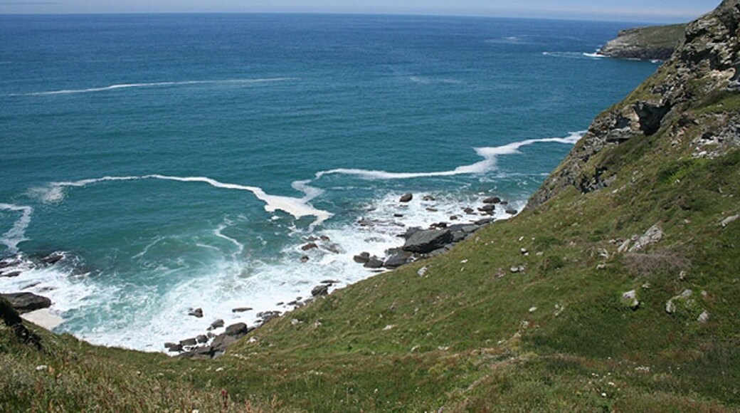 Photo "Trebarwith Strand" by Martin Bodman (CC BY-SA) / Cropped from original