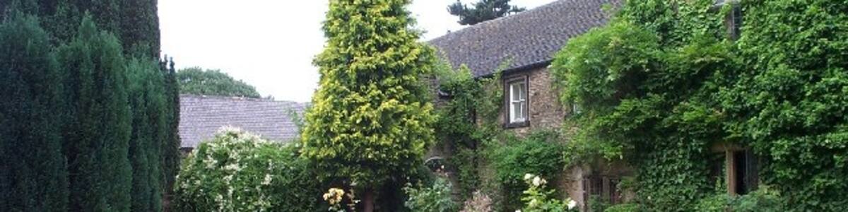 Photo "Carnfield Hall. Carnfield Hall was built in the 15th century and added to during the 16th and 17th centuries." by Ann Ballinger (Creative Commons Attribution-Share Alike 2.0) / Cropped from original