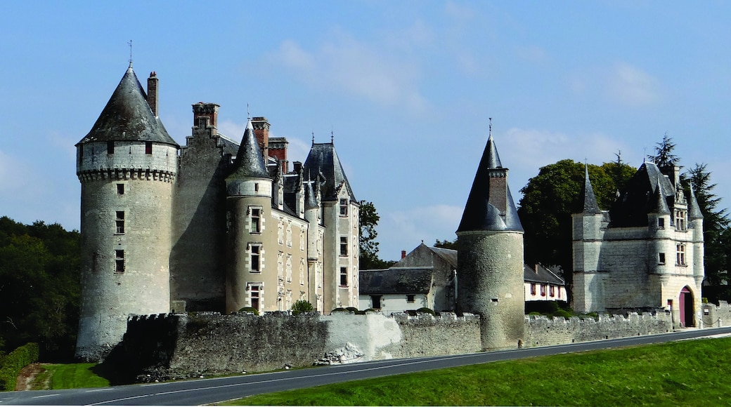 « Château de Montpoupon», photo de Hubert DENIES (CC BY-SA) / rognée de l’originale