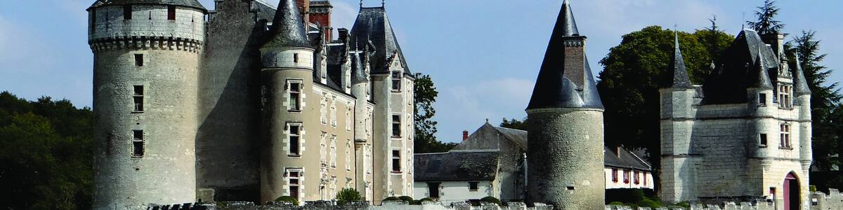 Photo "This building is indexed in the Base Mérimée, a database of architectural heritage maintained by the French Ministry of Culture, under the reference PA00097620 ." by Hubert DENIES (Creative Commons Attribution-Share Alike 4.0) / Cropped from original
