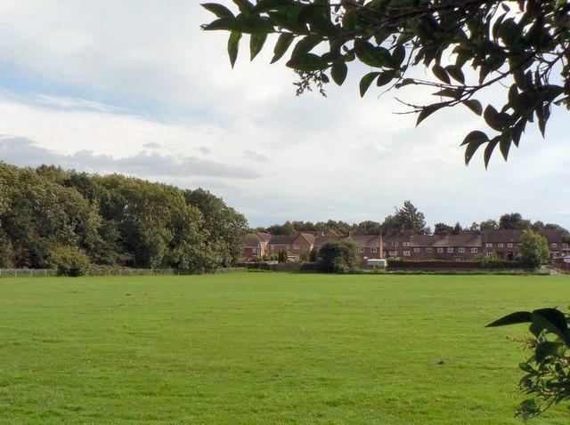 Across playing field to Beech Rise and Sleaford Wood