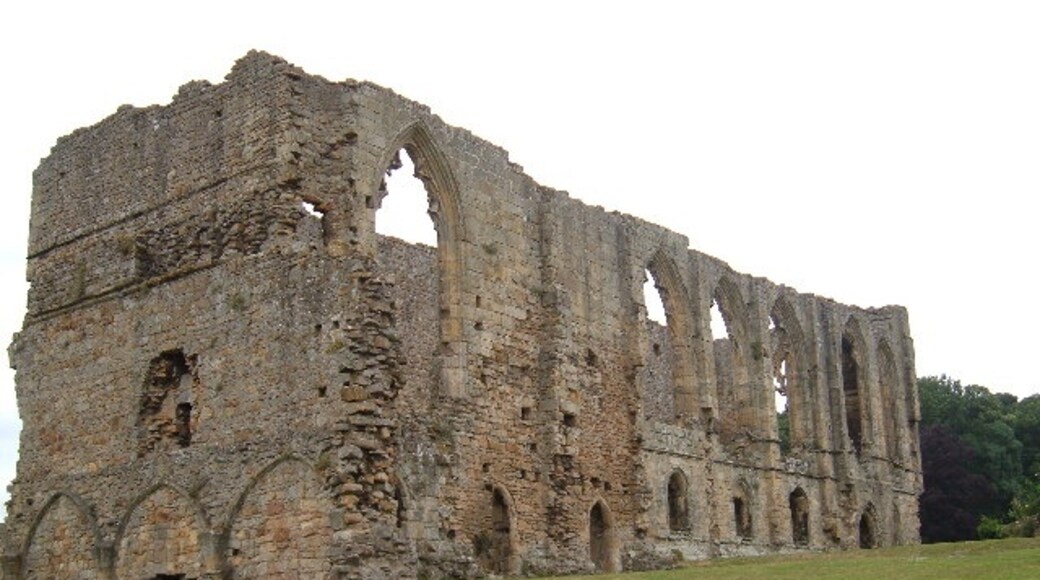 Photo "Easby Abbey" by Alison Stamp (CC BY-SA) / Cropped from original