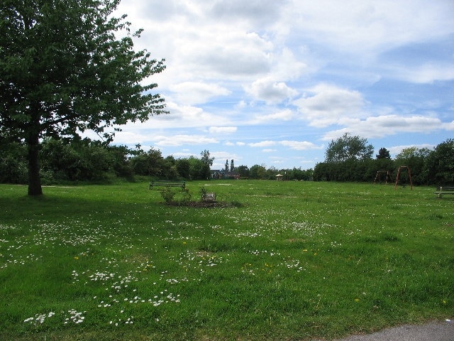 Photo "Thorpe Willoughby" by Martin Norman (CC BY-SA) / Cropped from original