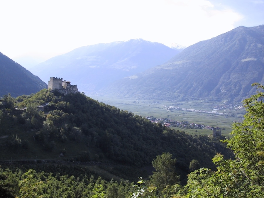 This media shows the cultural heritage monument with the number 15653 in South Tyrol. Der Felsenhügel am Eingang in das Martelltal im Vinschgau mit Ober- und Untermontani