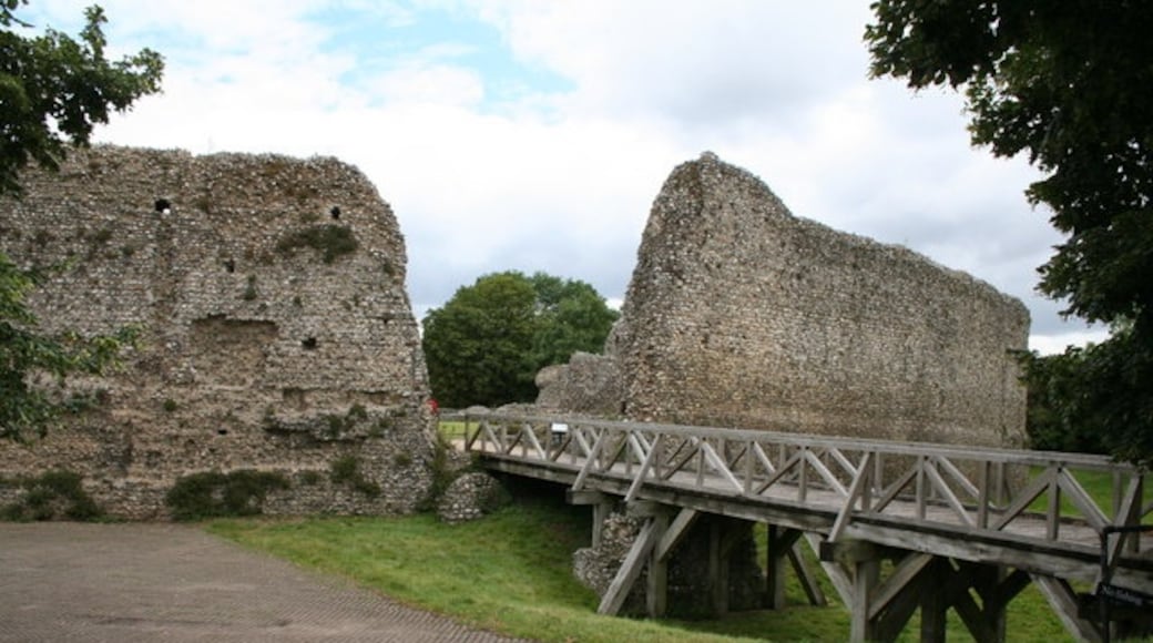 Photo "Eynsford Castle" by Dr Neil Clifton (CC BY-SA) / Cropped from original