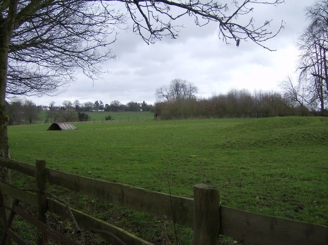 Farmland near Dyson's Wood Farm Don't know what the humps on the right of the picture are. Nothing marked on 1:25K map. Any ideas?