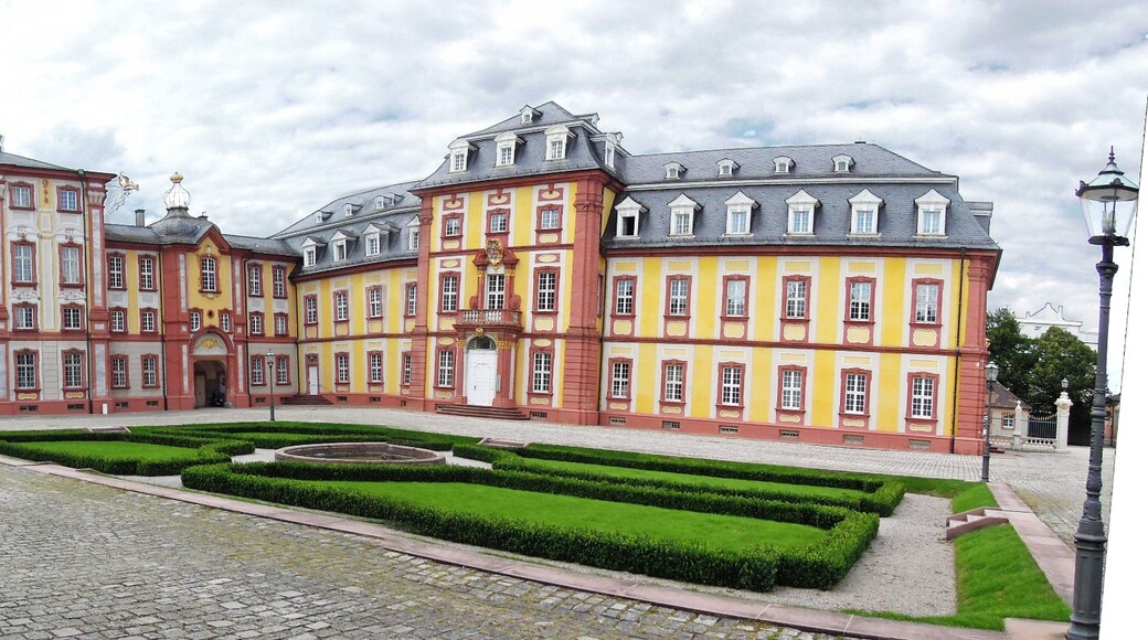 Foto „Schloss Bruchsal“ von LoKiLeCh (CC BY-SA)/zugeschnittenes Original