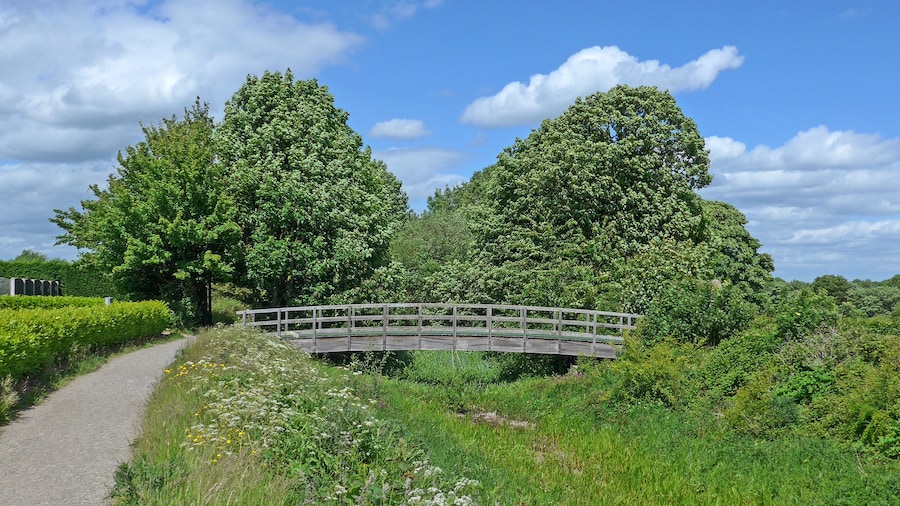 Photo "over what was once the Barnsley Branch of the Aire and Calder Navigation, near Walton Hall" by Tim Green (Creative Commons Attribution 2.0) / Cropped from original