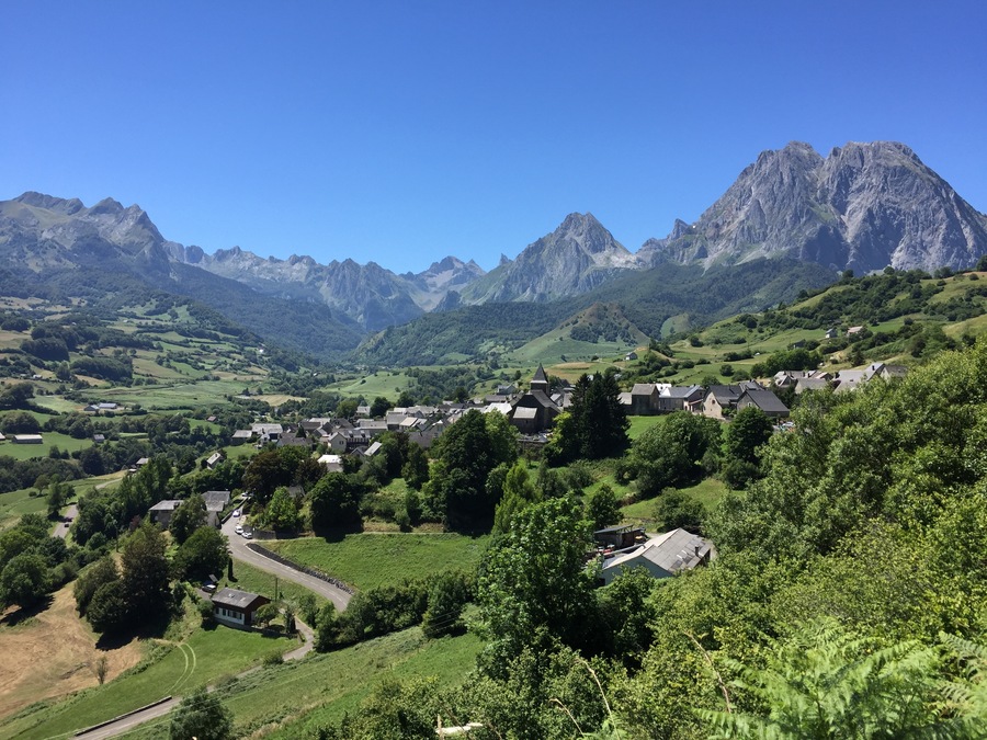 Le village de Lescun et le cirque du même nom.