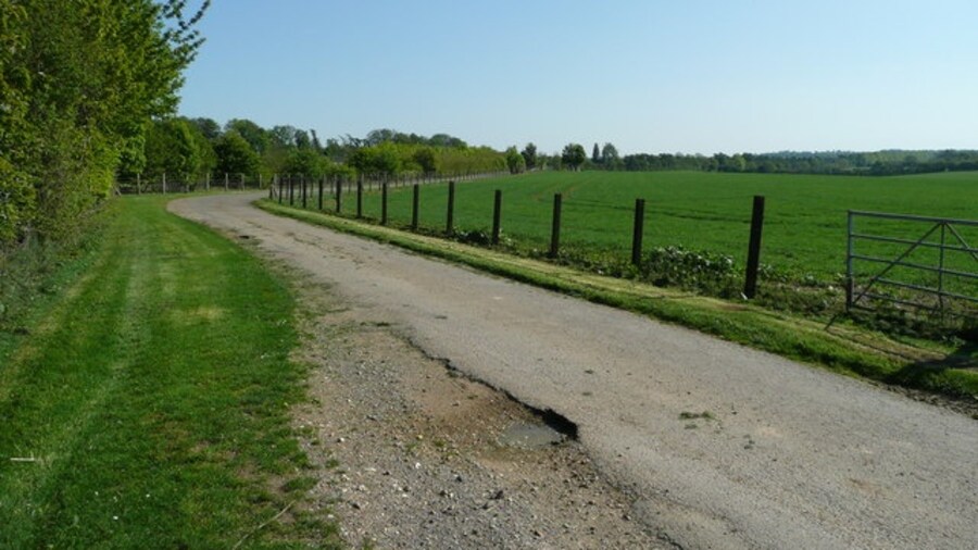 Photo "Road to Sutton Manor Farm Existing farm roads off the A30 were realigned when the A34 dual carriageway was built in the 1970's." by Jonathan Billinger (Creative Commons Attribution-Share Alike 2.0) / Cropped from original